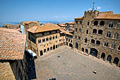 Volterra Piazza dei Priori - Palazzo Incontri posto sul lato Nord Ovest della piazza. 